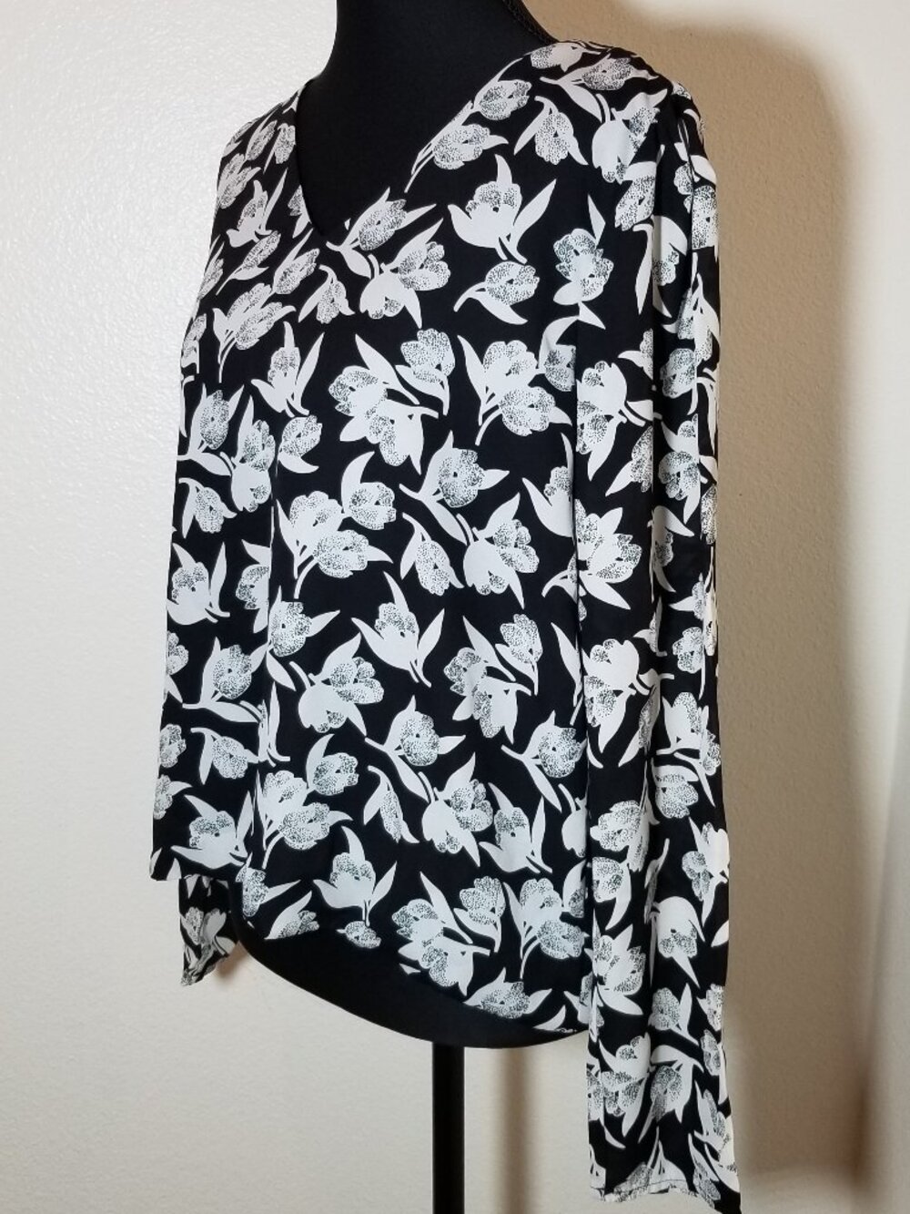 Tahari Woman Medium Black Floral Long Sleeve Blouse Business Minimalist City - Picture 4 of 7